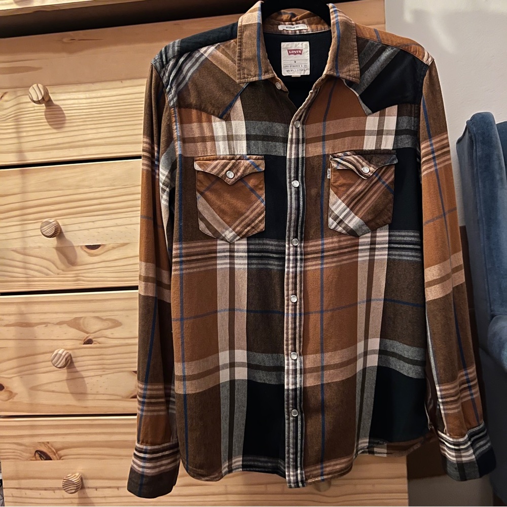 Men’s Medium Levi’s Button Up